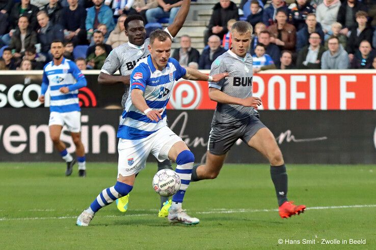 Thomas van den Belt loodst PEC Zwolle langs Telstar - Foto: Hans Smit