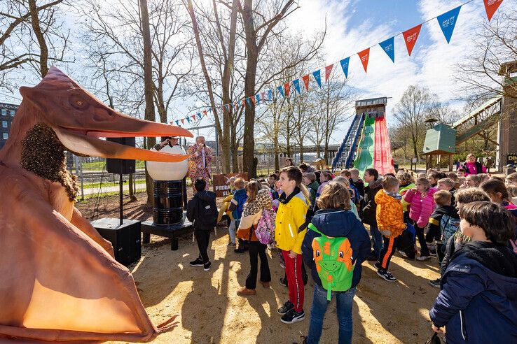 Kinderen openen nieuwe glijbaan Dinoland Zwolle - Foto: Pedro Sluiter