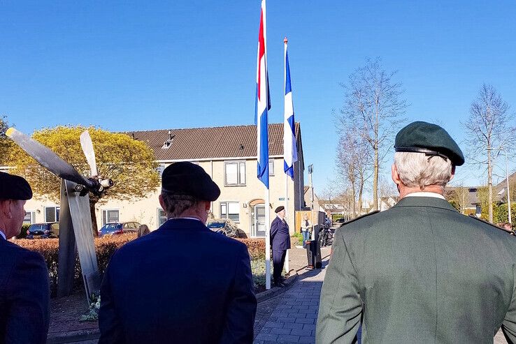 Schoolkinderen in Zwolle-Zuid herdenken bevrijding van Zwolle - Foto: Rein Tuininga