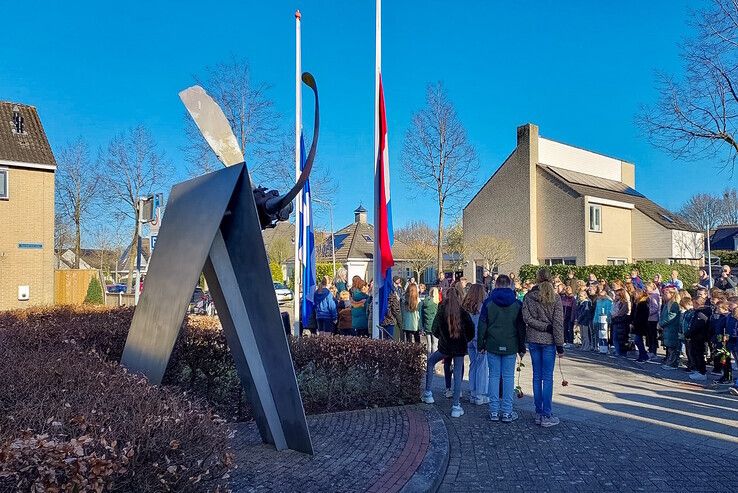 Schoolkinderen in Zwolle-Zuid herdenken bevrijding van Zwolle - Foto: Rein Tuininga