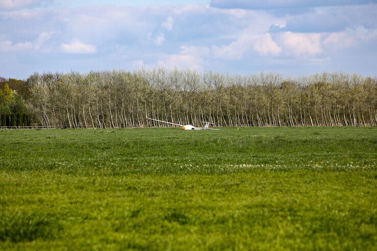 Het zweefvliegtuig maakte een voorzorgslanding in een weiland in Hoonhorst. - Foto: Luciano de Graaf