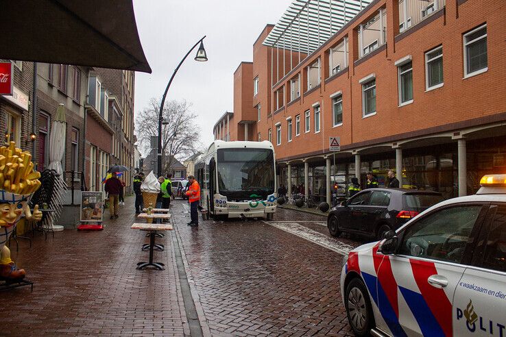 Stadsbus ramt pollers in binnenstad, passagier met hoofd door glasplaat - Foto: Ruben Meinten