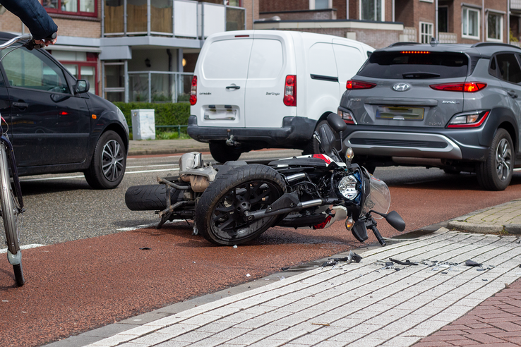 Motorrijder gewond na aanrijding in Wipstrik - Foto: Ruben Meinten