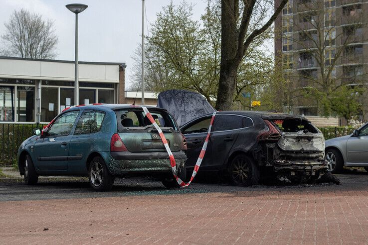 Auto brandt volledig uit in Aa-landen, vuur mogelijk aangestoken - Foto: Ruben Meinten