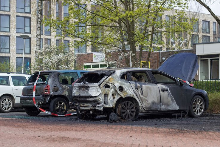 Auto brandt volledig uit in Aa-landen, vuur mogelijk aangestoken - Foto: Ruben Meinten
