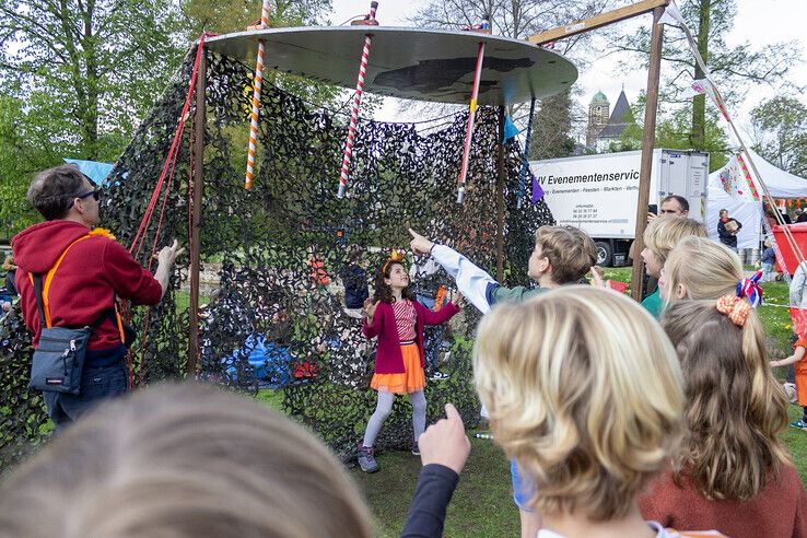 In beeld: 10 jaar Koning Willem-Alexander, 10 jaar Oranjepret in Park Eekhout - Foto: Ruben Meinten