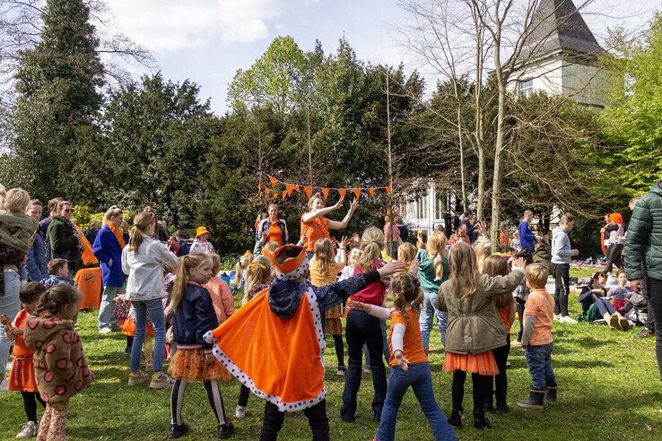 In beeld: 10 jaar Koning Willem-Alexander, 10 jaar Oranjepret in Park Eekhout - Foto: Ruben Meinten