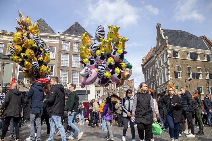 In beeld: Zwolle kleurt Oranje, feest in de binnenstad - Foto: Ruben Meinten