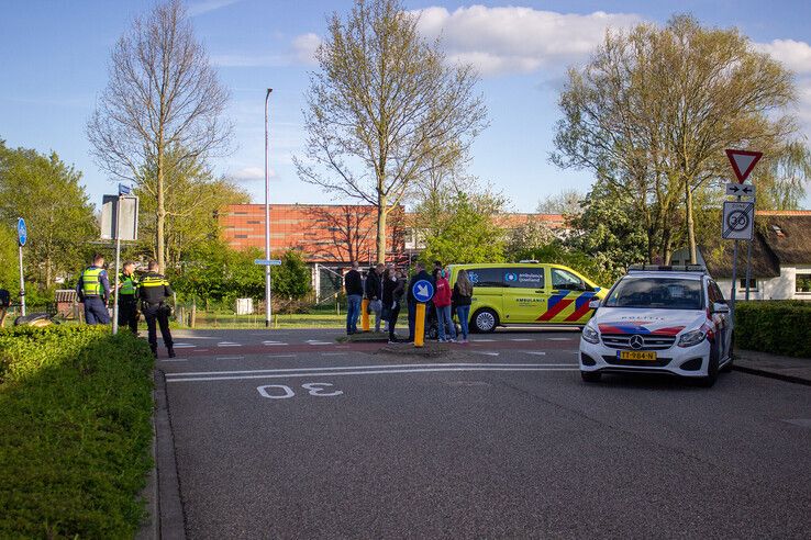 Automobilist rijdt door na ongeval in Zwolle-Zuid, scooterrijdster gewond - Foto: Ruben Meinten
