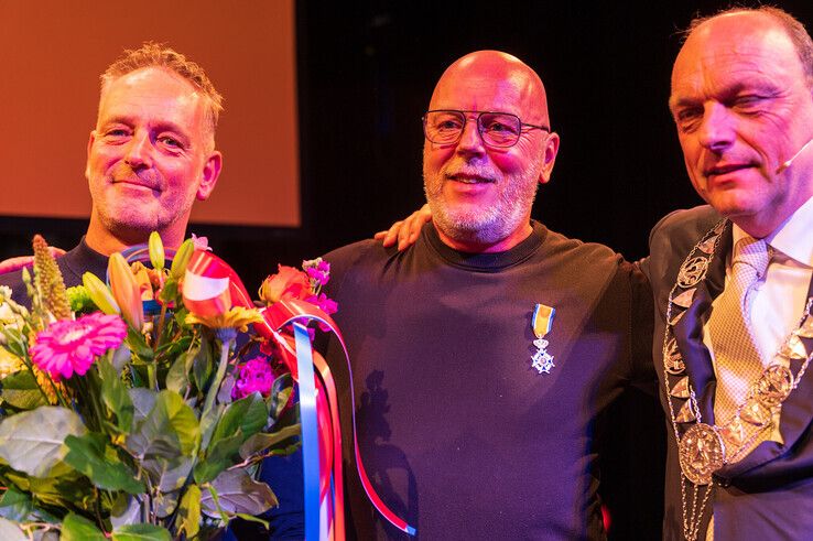 Van links (rechts) af Ben van Loo, Meine Boonstra en burgemeester Peter Snijders. - Foto: Peter Denekamp