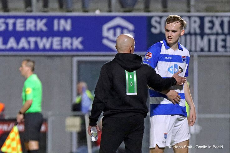 Thomas van den Belt loodst PEC Zwolle langs Telstar - Foto: Hans Smit