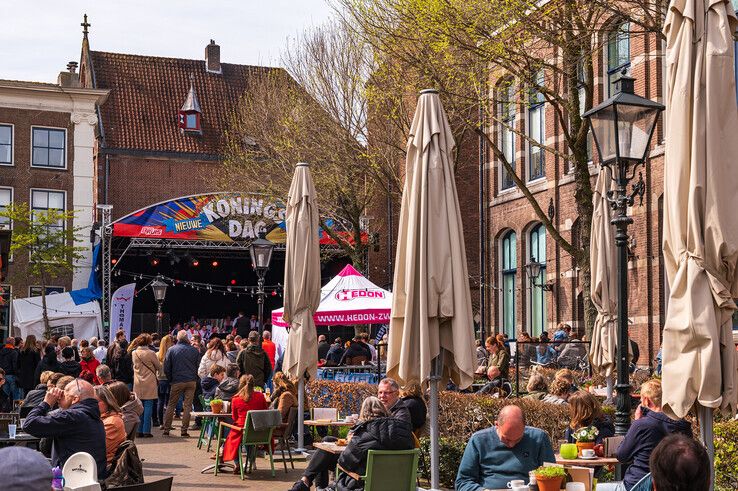 In beeld: Koningsdag in Zwolle officieel geopend door burgemeester, gezellige drukte in binnenstad - Foto: Peter Denekamp