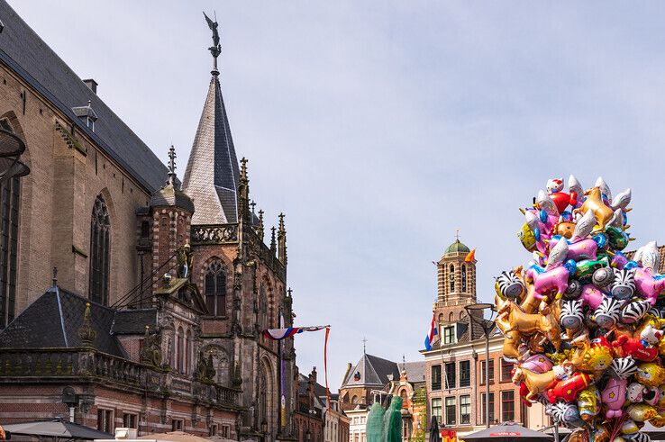In beeld: Koningsdag in Zwolle officieel geopend door burgemeester, gezellige drukte in binnenstad - Foto: Peter Denekamp