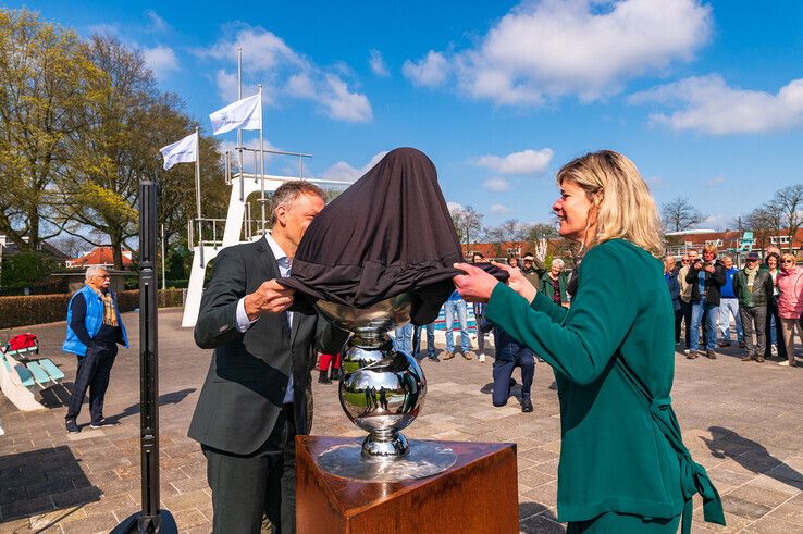 Wethouder Michiel van Willigen en Rinette van der Vliet onthullen het monument bij het Openluchtbad. - Foto: Peter Denekamp