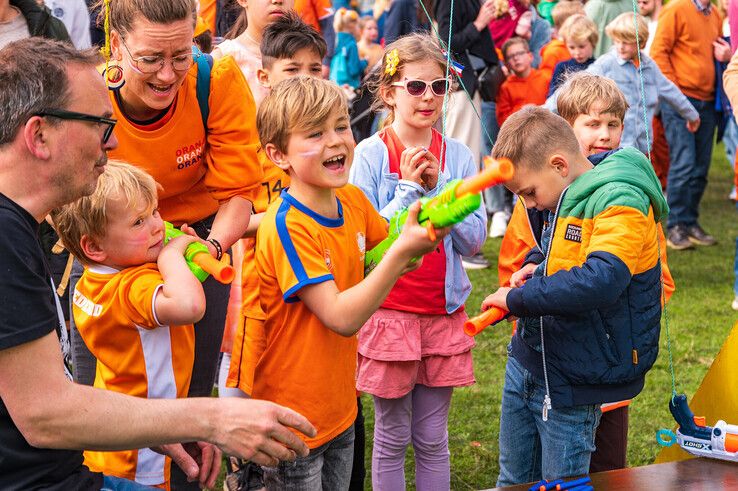 In beeld: 10 jaar Koning Willem-Alexander, 10 jaar Oranjepret in Park Eekhout - Foto: Peter Denekamp