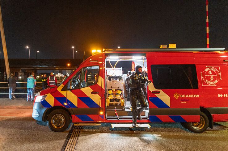 Vergeefse zoektocht naar drenkeling bij Voorsterbrug, politie zoekt getuigen - Foto: Peter Denekamp