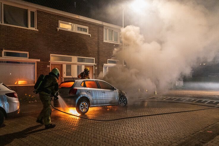 Auto in Assendorp vermoedelijk in brand gestoken, politie zoekt getuigen - Foto: Peter Denekamp
