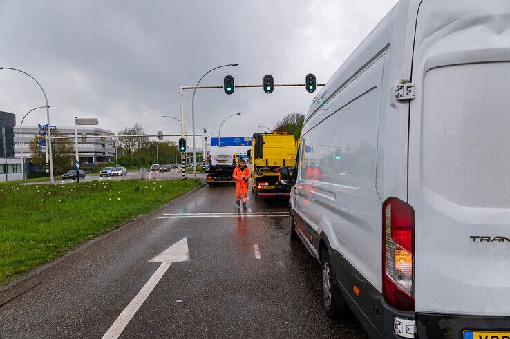 Bestelbussen botsen op IJsselallee: een bestuurder naar Isala en andere chauffeur naar politiebureau - Foto: Peter Denekamp