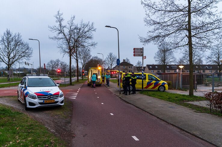 Vrouw met kind op fiets komt ten val in Zwolle-Zuid - Foto: Peter Denekamp