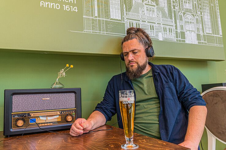 Vrijheidsweek Zwolle: Met een biertje in de hand luisteren naar aangrijpende podcasts in ANNO  - Foto: Peter Denekamp