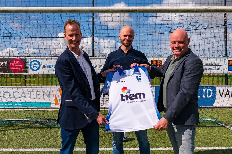 Van links (rechts) af Roel de Jong, manager bij Tiem, Michel Mulder van Albert Heijn Mulder en ZAC-voorzitter Dennis Holterman met het nieuwe shirt. - Foto: Peter Denekamp
