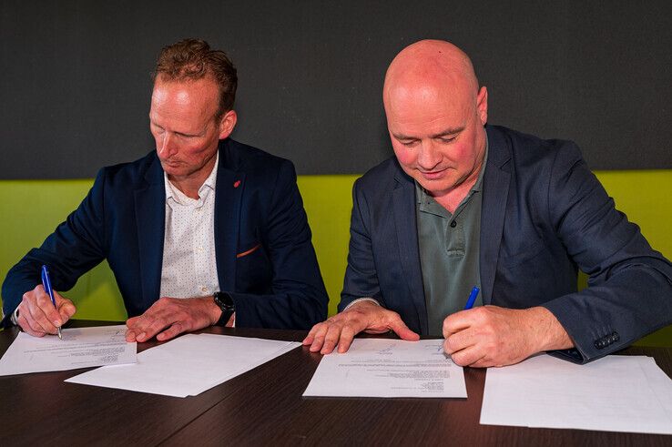 Roel de Jong en Dennis Holterman ondertekenden dinsdagmiddag de samenwerkingsovereenkomst. - Foto: Peter Denekamp