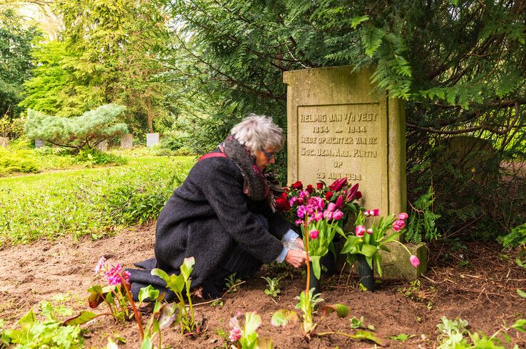Ook bij het graf van Helmig Jan van der Vegt, mede-oprichter van de SDAP, werden bloemen gelegd. - Foto: Peter Denekamp