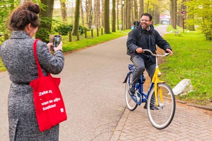 Mohammed Chahim, de 'rode man met groen hart', kwam op een OV-fiets vanaf het Zwolse station naar de begraafplaats. - Foto: Peter Denekamp