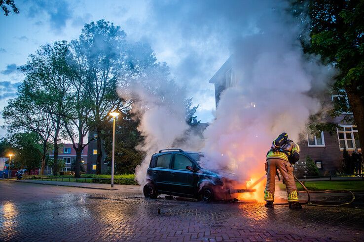 Een geparkeerde auto aan de Minervalaan is zondagochtend in vlammen opgegaan. - Foto: Hugo Janssen
