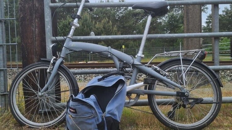 Bij de spoorwegovergang stond een fiets met een rugtas.  - Foto: Politie Nederland