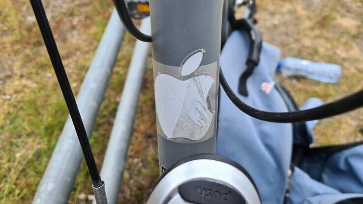 Op de fiets zit een sticker van het Apple logo aan de voorkant. - Foto: Politie Nederland