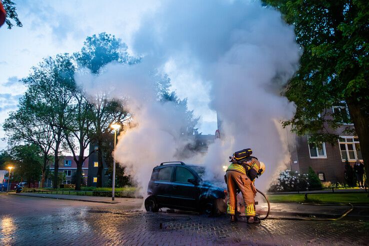 Auto gaat in vlammen op in Diezerpoort, politie houdt rekening met brandstichting - Foto: Hugo Janssen
