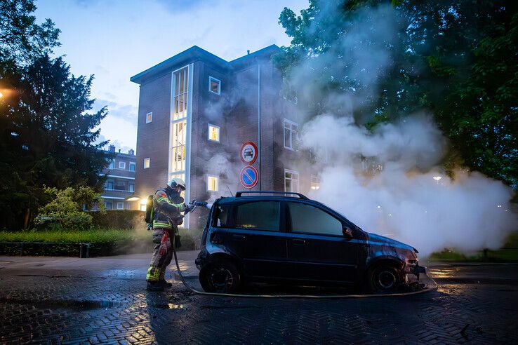 Auto gaat in vlammen op in Diezerpoort, politie houdt rekening met brandstichting - Foto: Hugo Janssen