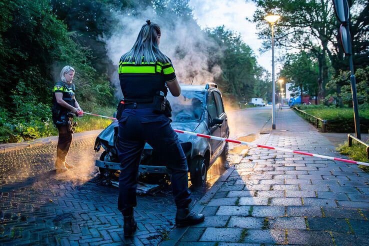 De politie houdt rekening met brandstichting, later vandaag wordt er verder onderzoek gedaan. - Foto: Hugo Janssen