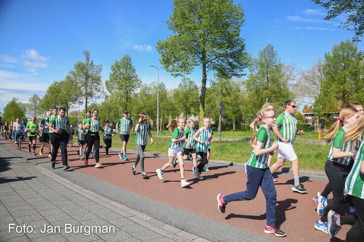 In beeld: Atleten van AV PEC flikken het weer, voor 38e keer komt Bevrijdingsvuur op tijd aan in Zwolle - Foto: Jan Burgman