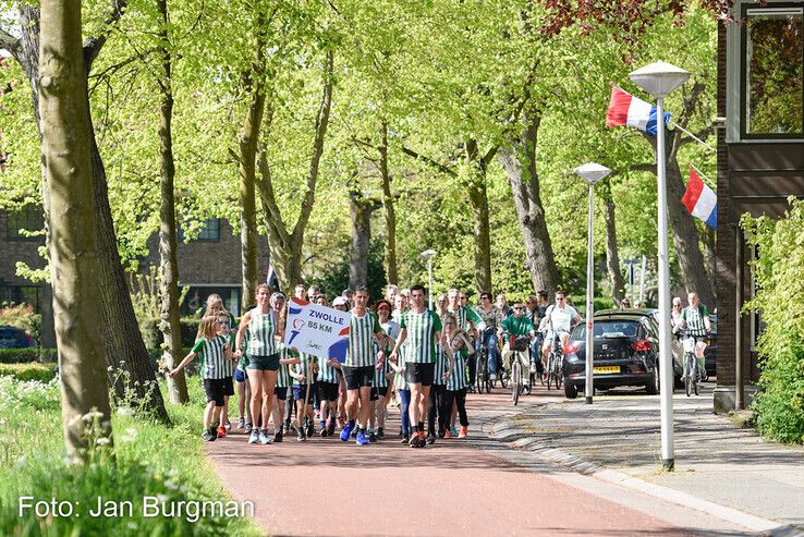 In beeld: Atleten van AV PEC flikken het weer, voor 38e keer komt Bevrijdingsvuur op tijd aan in Zwolle - Foto: Jan Burgman