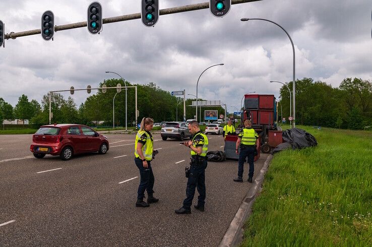 Op de IJsselallee verloor een vrachtwagen donderdag een deel van de lading. - Foto: Peter Denekamp