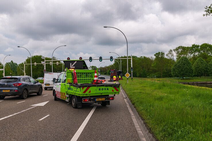 Een wegbeheerder van ROVA zette samen met de politie twee rijstroken af. - Foto: Peter Denekamp