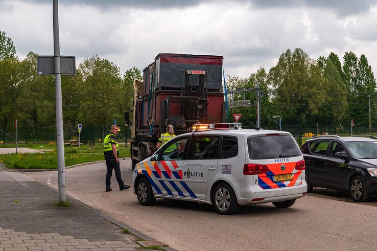 Achter het politiebureau werd de trucker op de geslingerd. - Foto: Peter Denekamp
