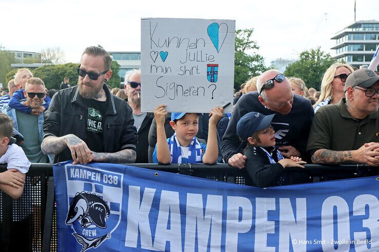 In beeld: Huldiging van PEC Zwolle ‘De mooiste club van allemaal’ - Foto: Hans Smit