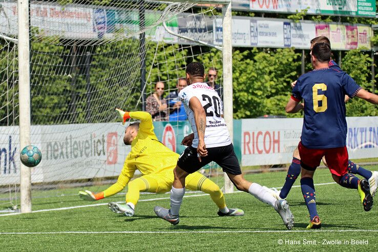 Focus op Amateurvoetbal: Berkum verslaat Ajax, maar grijpt naast derde periodetitel - Foto: Hans Smit