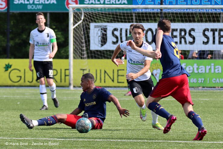 Focus op Amateurvoetbal: Berkum verslaat Ajax, maar grijpt naast derde periodetitel - Foto: Hans Smit