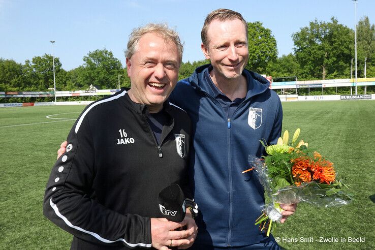 Van links af voorzitter Jan Teun Fuller en coach Arno Hoekstra. Na 6 jaar trouwe dienst verlaat de oefenmeester de club. - Foto: Hans Smit