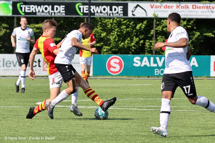 Focus op Amateurvoetbal: Berkum verliest koppositie door remise tegen CSV Apeldoorn - Foto: Hans Smit