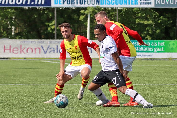 Focus op Amateurvoetbal: Berkum verliest koppositie door remise tegen CSV Apeldoorn - Foto: Hans Smit