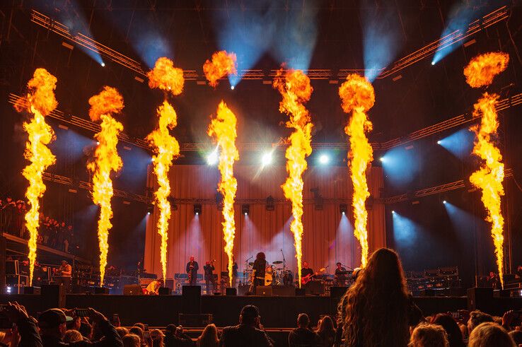 In beeld: Haagse rockers van DI-RECT maken foutje van Rutte goed en zetten Zwolle in vuur en vlam - Foto: Peter Denekamp