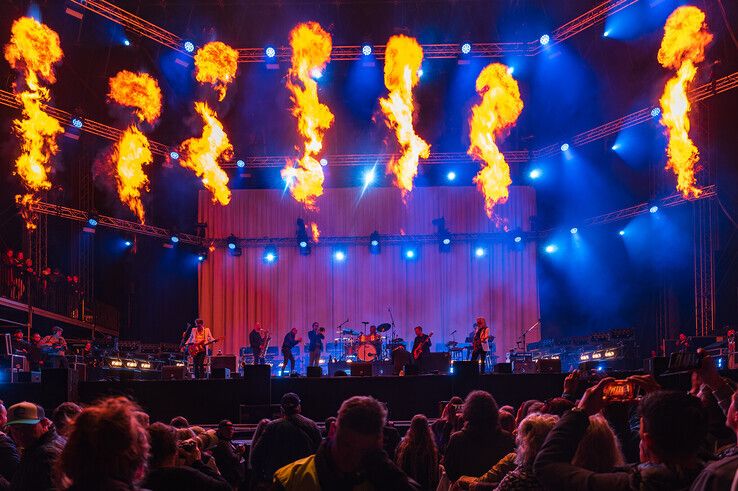 De Haagse rockers van DI-RECT zetten het Bevrijdingsfestival Overijssel in vuur en vlam. - Foto: Peter Denekamp