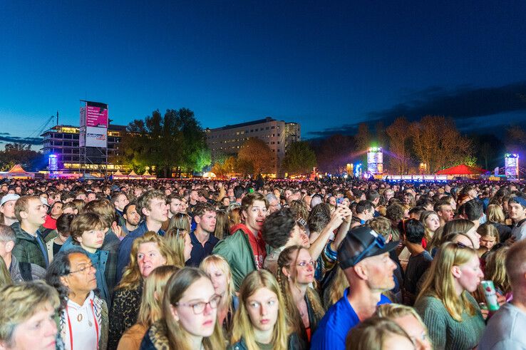 Het publiek wacht op het klapstuk van de avond, de Haagse rockformatie DI-RECT. - Foto: Peter Denekamp