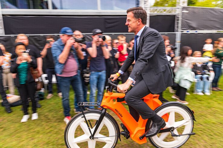 De minister-president arriveerde, op een door Windesheim-studenten ontworpen fiets, op het Bevrijdingfestival Overijssel. - Foto: Peter Denekamp