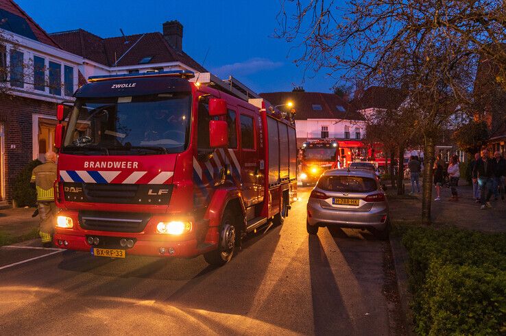 Drie brandweerwagens stonden maandagavond in de Prins Alexanderstraat. - Foto: Peter Denekamp